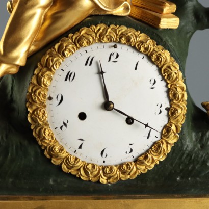 Antike Tischuhr in einem Holz- und Glasgehäuse aus dem 19. Jahrhundert_1330505 Tischuhr in Vitrine