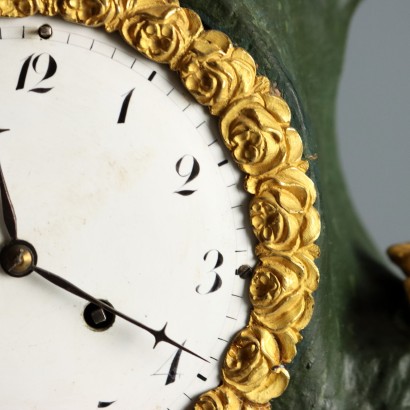 Antike Tischuhr in einem Holz- und Glasgehäuse aus dem 19. Jahrhundert_1330506 Tischuhr in Vitrine