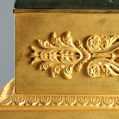 Antike Tischuhr in einem Holz- und Glasgehäuse aus dem 19. Jahrhundert_1330507 Tischuhr in Vitrine