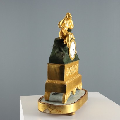 Antike Tischuhr in einem Holz- und Glasgehäuse aus dem 19. Jahrhundert_1330509 Tischuhr in Vitrine