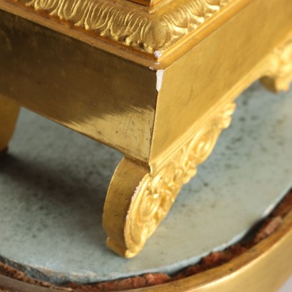 Antike Tischuhr in einem Holz- und Glasgehäuse aus dem 19. Jahrhundert_1330510 Tischuhr in Vitrine