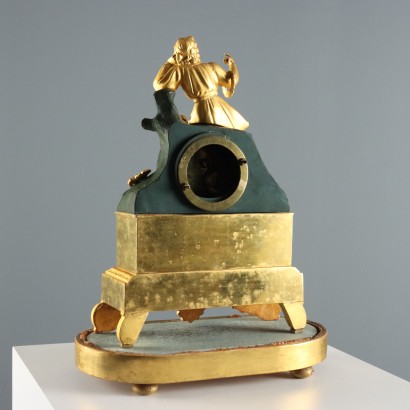 Antike Tischuhr in einem Holz- und Glasgehäuse aus dem 19. Jahrhundert_1330511 Tischuhr in Vitrine