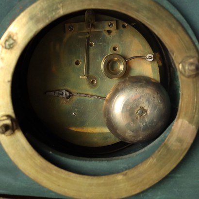 Antike Tischuhr in einem Holz- und Glasgehäuse aus dem 19. Jahrhundert_1330512 Tischuhr in Vitrine