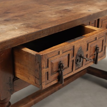 TABLE, Table en noyer