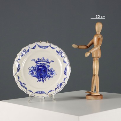 Gruppe von vier Keramiktellern