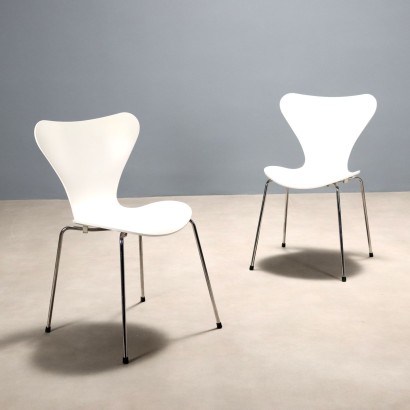 Two 'Series 7' chairs by Arne Jacobsen for Fritz Hansen