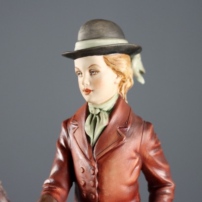 Junge Frau zu Pferd in Keramik