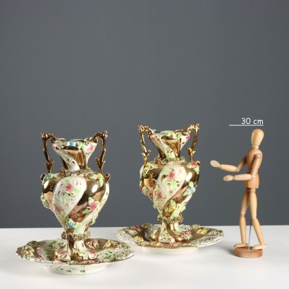 Par de jarrones con fabricación de platos