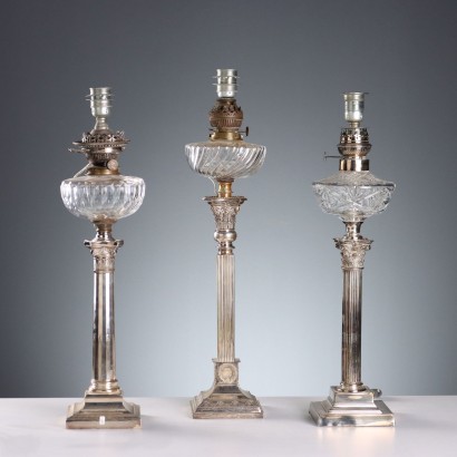 Ensemble de trois lampes en métal argenté et verre