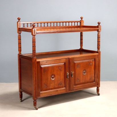 Sideboard aus walnussfarben gebeizter Eiche