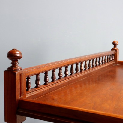 Sideboard aus walnussfarben gebeizter Eiche