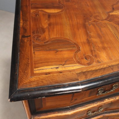 Kommode mit geteilter Front, Kommode im Barockstil