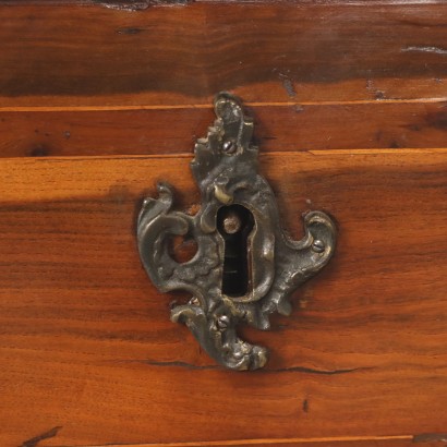 Kommode mit geteilter Front, Kommode im Barockstil