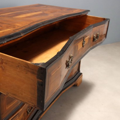 Kommode mit geteilter Front, Kommode im Barockstil