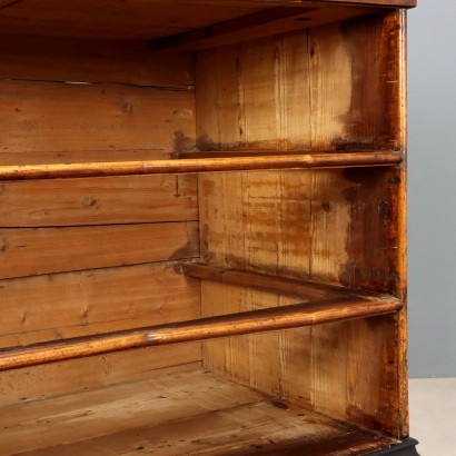 Kommode mit geteilter Front, Kommode im Barockstil