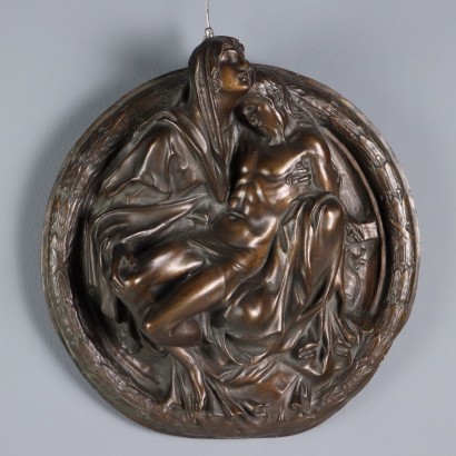 Das Bronze-Basrelief der Pietà