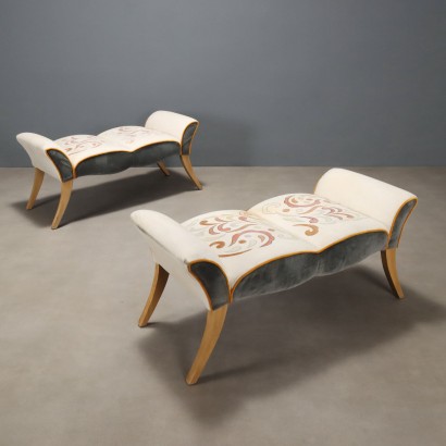 Paar bootsförmige Sofas