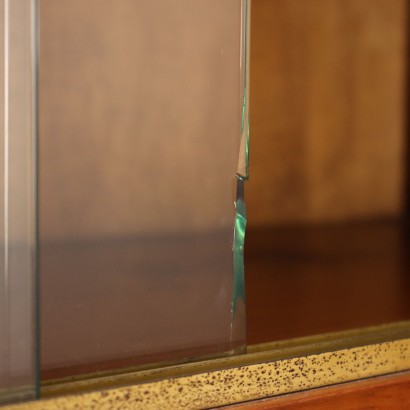 Librería con vitrina y solapa de los años 00