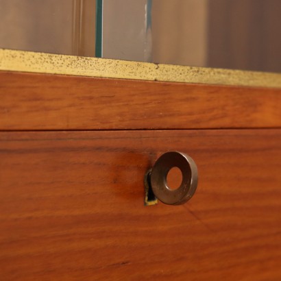 Librería con vitrina y solapa de los años 00