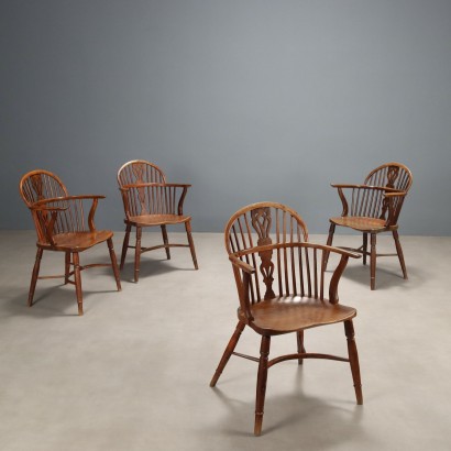 Ensemble de quatre fauteuils en bois variés