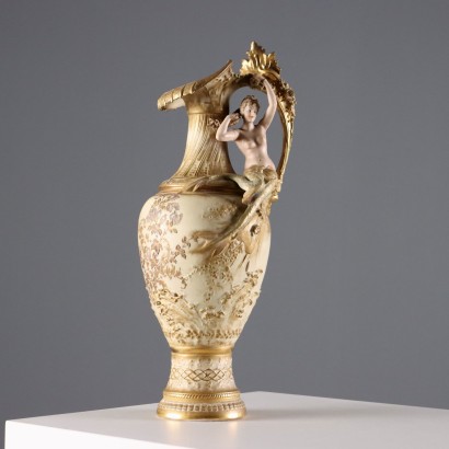 Jarrón con forma de ánfora de porcelana de la fábrica Teplitz