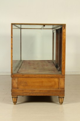 Display cabinet, center display, turned feet, body in mahogany, top, front in crystal