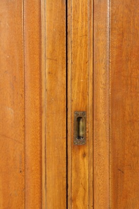 Display cabinet, center display, turned feet, body in mahogany, top, front in crystal