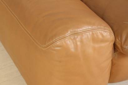 Divano Arflex, tre posti, imbottitura in espanso, rivestimento in pelle, discrete condizioni, segni di usura