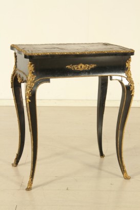 Tavolino da lavoro, fascia mossa, piano sagomato, vano in palissandro, cassetto scorrevole, tartaruga, bordi, fregi