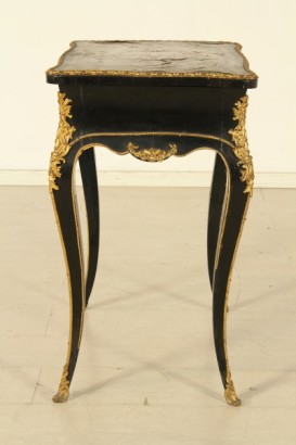 Tavolino da lavoro, fascia mossa, piano sagomato, vano in palissandro, cassetto scorrevole, tartaruga, bordi, fregi