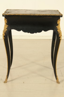 Tavolino da lavoro, fascia mossa, piano sagomato, vano in palissandro, cassetto scorrevole, tartaruga, bordi, fregi
