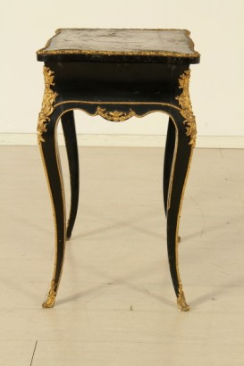 Tavolino da lavoro, fascia mossa, piano sagomato, vano in palissandro, cassetto scorrevole, tartaruga, bordi, fregi