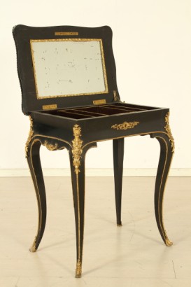 Tavolino da lavoro, fascia mossa, piano sagomato, vano in palissandro, cassetto scorrevole, tartaruga, bordi, fregi