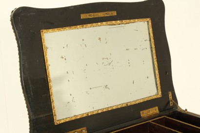 Tavolino da lavoro, fascia mossa, piano sagomato, vano in palissandro, cassetto scorrevole, tartaruga, bordi, fregi
