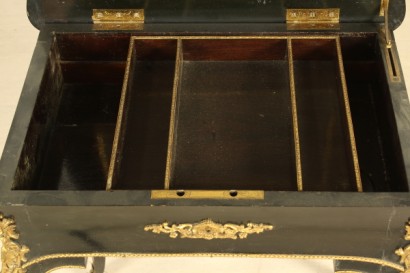 Tavolino da lavoro, fascia mossa, piano sagomato, vano in palissandro, cassetto scorrevole, tartaruga, bordi, fregi