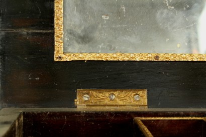 Tavolino da lavoro, fascia mossa, piano sagomato, vano in palissandro, cassetto scorrevole, tartaruga, bordi, fregi