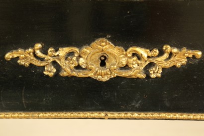 Tavolino da lavoro, fascia mossa, piano sagomato, vano in palissandro, cassetto scorrevole, tartaruga, bordi, fregi