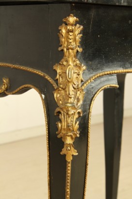 Tavolino da lavoro, fascia mossa, piano sagomato, vano in palissandro, cassetto scorrevole, tartaruga, bordi, fregi