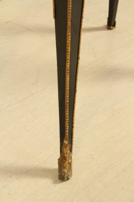 Tavolino da lavoro, fascia mossa, piano sagomato, vano in palissandro, cassetto scorrevole, tartaruga, bordi, fregi
