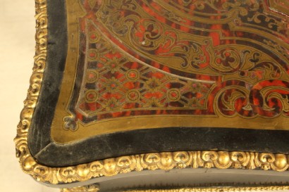 Tavolino da lavoro, fascia mossa, piano sagomato, vano in palissandro, cassetto scorrevole, tartaruga, bordi, fregi