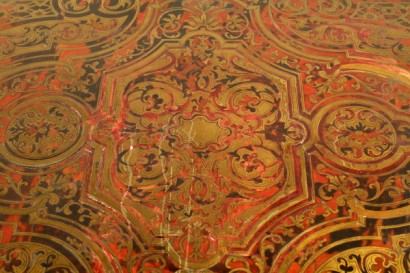 Tavolino da lavoro, fascia mossa, piano sagomato, vano in palissandro, cassetto scorrevole, tartaruga, bordi, fregi
