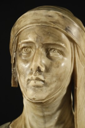 Scultura di busto femminile