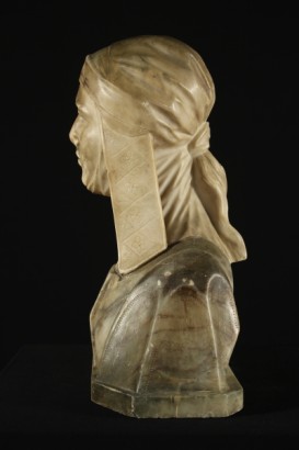Scultura di busto femminile