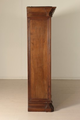 Wardrobe in solid walnut 18th Century