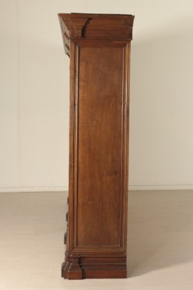 Wardrobe in solid walnut 18th Century