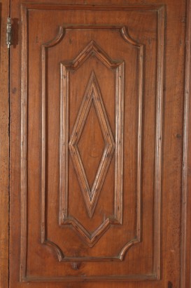 Wardrobe in solid walnut 18th Century