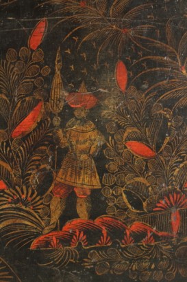 Particolare decorazione orientale Vassoio in legno, laccato e dipinto a motivi orientali