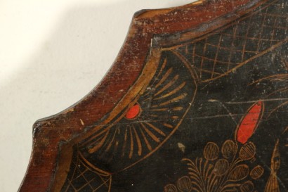 Particolare forma Vassoio in legno, laccato e dipinto a motivi orientali