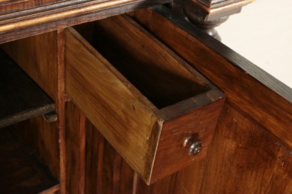 Ouvrir le tiroir particulière du Cabinet-Renaissance