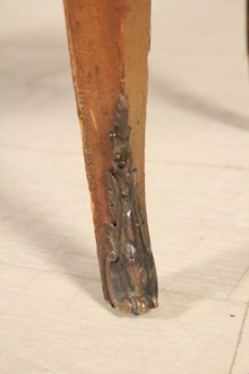 Dettaglio piede Piccola cassettiera con marmo